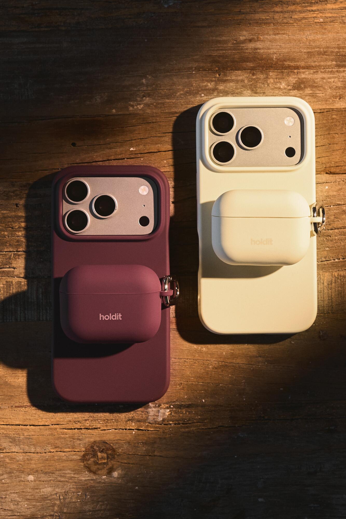 Silicone Solid AirPods cover - Bordeaux